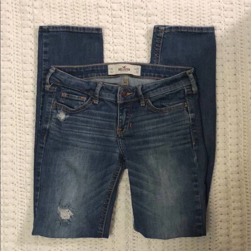 Hollister Distressed Jeans 25x30‎